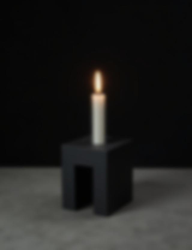 Minimalistischer Kerzenständer aus mattem schwarzem Keramik