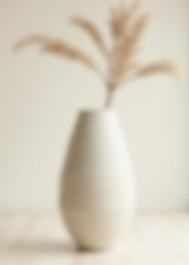 Große, schlanke Bodenvase aus cremefarbenem Steinzeug mit dezenter Textur